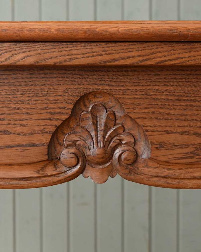 アンティークのテーブル アンティーク家具 フランス輸入のアンティーク家具、パーケット柄が美しいドローリーフテーブル(伸張式ダイニングテーブル)。フランスらしさの象徴とも言える、優雅な彫りの装飾。(j-2127-f)