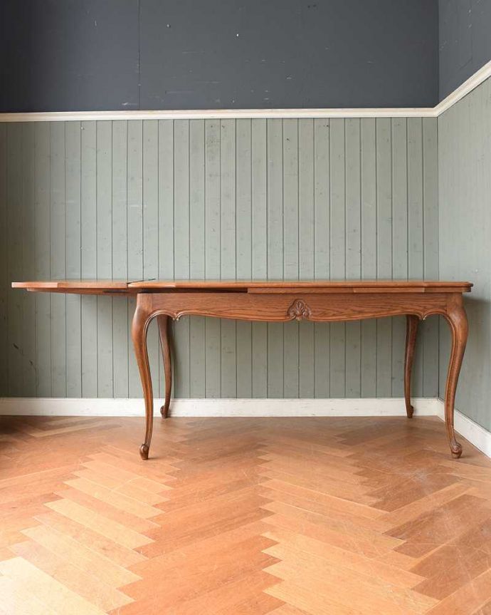 アンティークのテーブル アンティーク家具 フランス輸入のアンティーク家具、パーケット柄が美しいドローリーフテーブル(伸張式ダイニングテーブル)。片方だけ開いても・・・人数に合わせて、3タイプで大きさを選べるので、片方だけ開くと、こんな感じです。(j-2127-f)