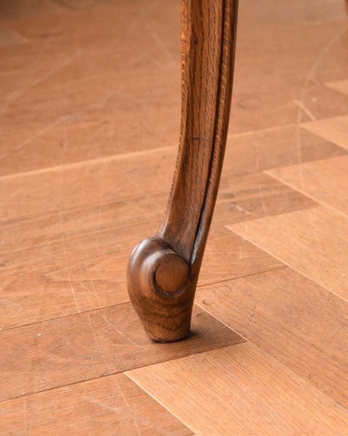 アンティークのテーブル アンティーク家具 フランス輸入のアンティーク家具、パーケット柄が美しいドローリーフテーブル(伸張式ダイニングテーブル)。持ち上げなくても移動できます!Handleのアンティークは、脚の裏にフェルトキーパーをお付けしていますので、持ち上げなくても床を滑らせて移動させることが出来ます。(j-2127-f)