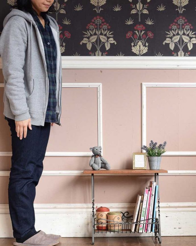 マガジンラック　アンティーク家具　アンティーク　マガジンラック。使いやすさNo.1！便利なアンティークどこのお家でも使っているマガジンラックも、アンティークだったらデザインが素敵だから、なんだかオシャレに使えます。(j-2128-f)