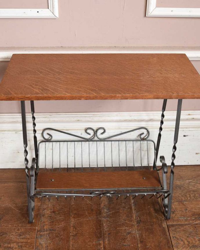 マガジンラック　アンティーク家具　アンティーク　マガジンラック。雑誌を入れる部分もキレイに修復しましたアンティークは新品ではないので経年変化によるキズはありますが、専門の職人がキレイにお直ししました。(j-2128-f)