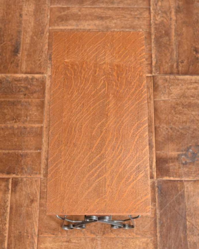 マガジンラック　アンティーク家具　アンティーク　マガジンラック。ココも使えてさらに便利読みかけの本やお茶が置ける天板付き。(j-2128-f)