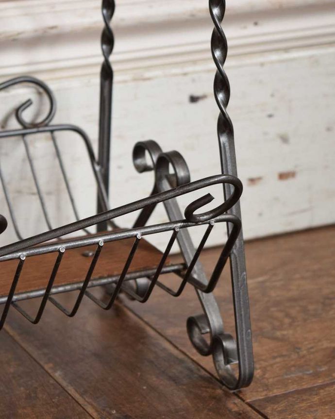 マガジンラック　アンティーク家具　アンティーク　マガジンラック。持ち上げなくても移動ラクラクHandleのアンティーク家具の足の裏にはフェルトキーパーをお付けしています。(j-2128-f)