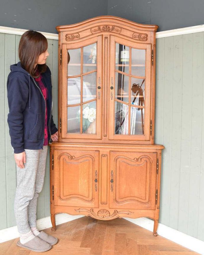 アンティークのキャビネット　アンティーク家具　ゴージャスな雰囲気のアンティーク、フランスらしいガラスのコーナーキャビネット。置いた瞬間、フランスらしい優雅さフランスらしい彫が美しい大きなサイズのキャビネット。(j-2129-f)