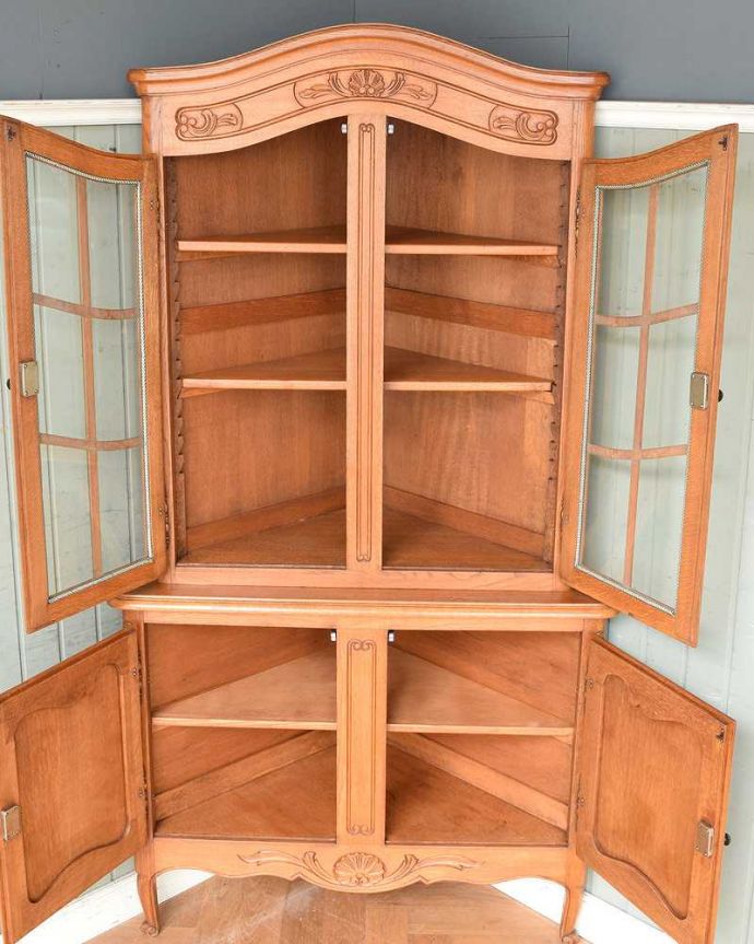 アンティークのキャビネット　アンティーク家具　ゴージャスな雰囲気のアンティーク、フランスらしいガラスのコーナーキャビネット。美しさだけじゃない！たっぷり収納アンティーク家具にはめずらしい日本の食器棚と同じようなデザイン。(j-2129-f)