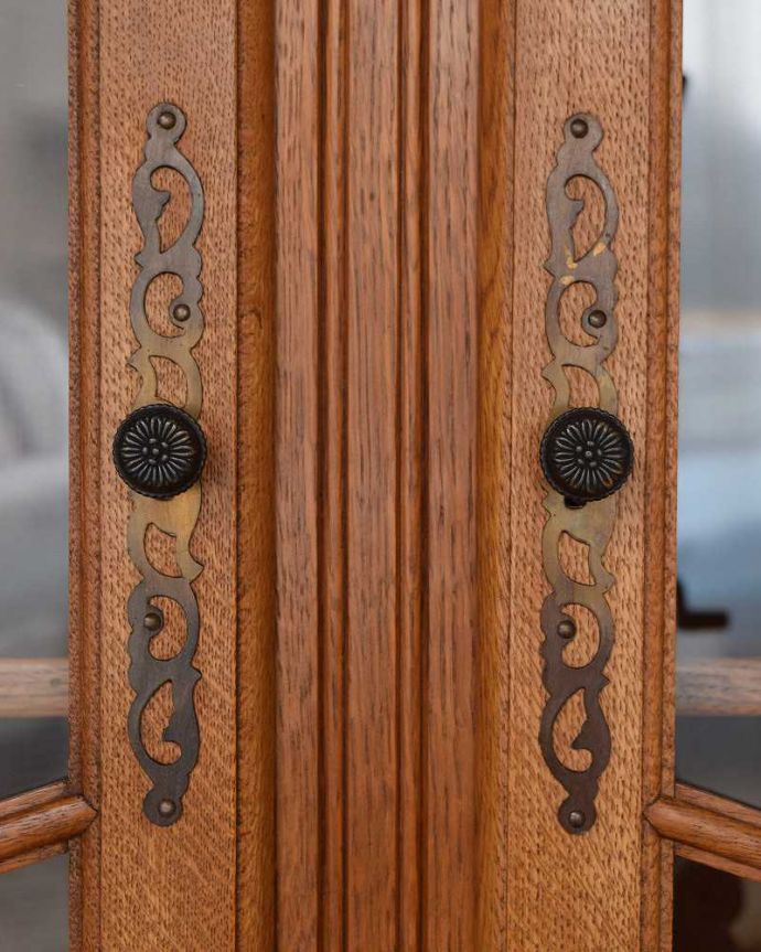 アンティークのキャビネット　アンティーク家具　ゴージャスな雰囲気のアンティーク、フランスらしいガラスのコーナーキャビネット。取っ手にもフランスらしさ芸術的に美しいの取っ手。(j-2129-f)