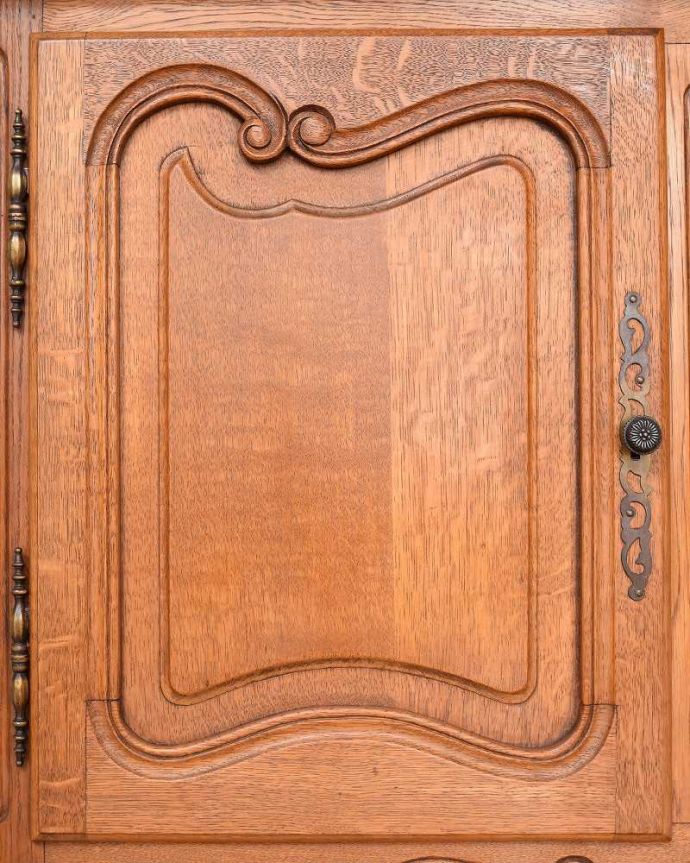 アンティークのキャビネット　アンティーク家具　ゴージャスな雰囲気のアンティーク、フランスらしいガラスのコーナーキャビネット。彫の美しさにうっとり扉には見事なまでの彫が。(j-2129-f)