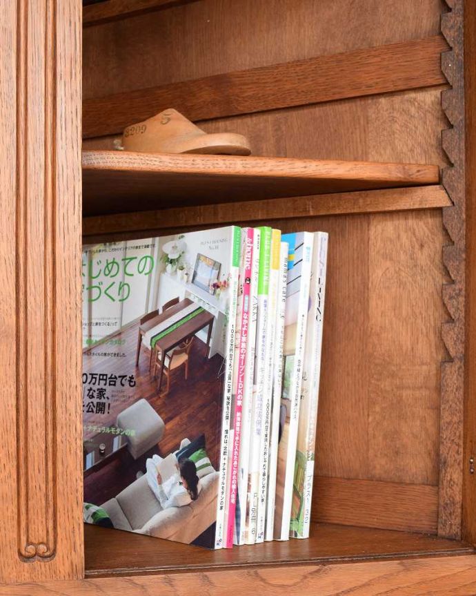 アンティークのキャビネット　アンティーク家具　ゴージャスな雰囲気のアンティーク、フランスらしいガラスのコーナーキャビネット。扉の中は収納たっぷりA4サイズの雑誌までしっかり収納出来ちゃう大きさ。(j-2129-f)