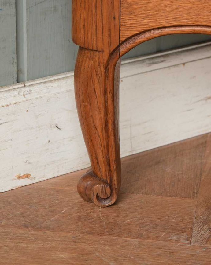 アンティークのキャビネット　アンティーク家具　ゴージャスな雰囲気のアンティーク、フランスらしいガラスのコーナーキャビネット。女性1人でラクラク運べちゃう仕掛けHandleのアンティークは、脚の裏にフェルトキーパーをお付けしています。(j-2129-f)