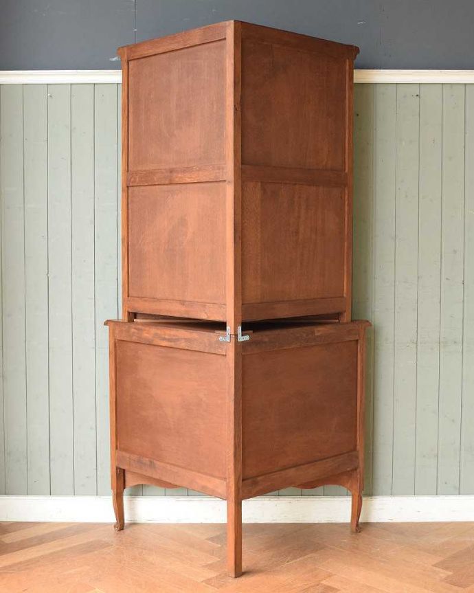 アンティークのキャビネット　アンティーク家具　ゴージャスな雰囲気のアンティーク、フランスらしいガラスのコーナーキャビネット。もちろん後ろ姿もアンティークは新品ではないので経年変化によるキズはありますが、専門の職人がキレイにお直しをしているので、後ろ姿もキレイなんです。(j-2129-f)