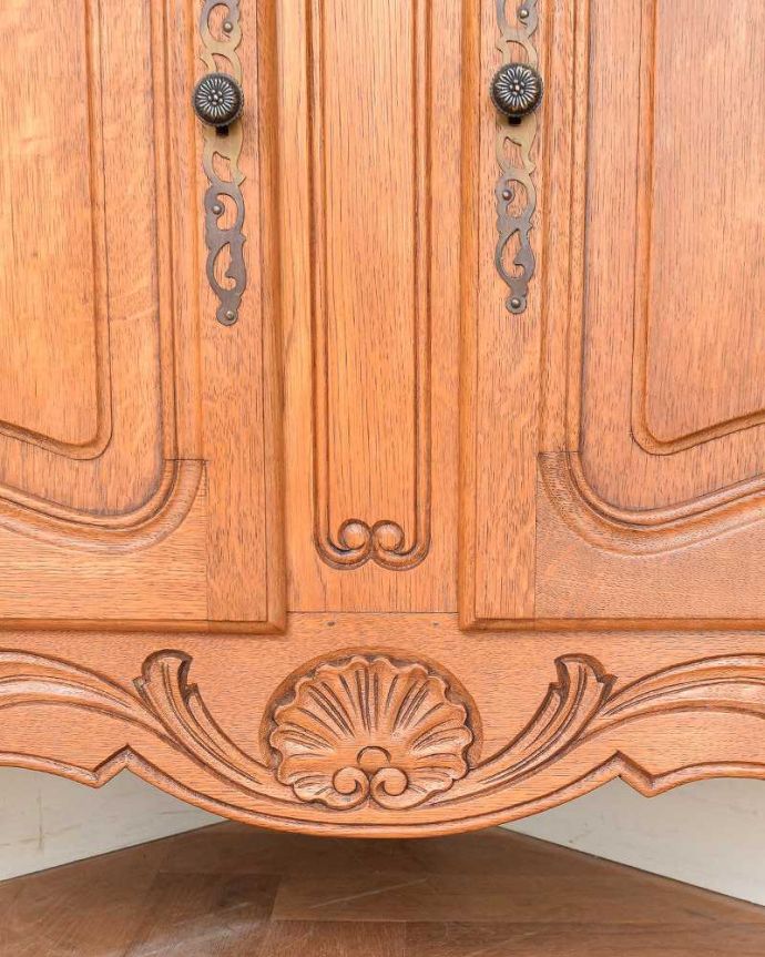 アンティークのキャビネット　アンティーク家具　ゴージャスな雰囲気のアンティーク、フランスらしいガラスのコーナーキャビネット。細部までにこだわりが脚元にまで豪華な彫りがありました。(j-2129-f)