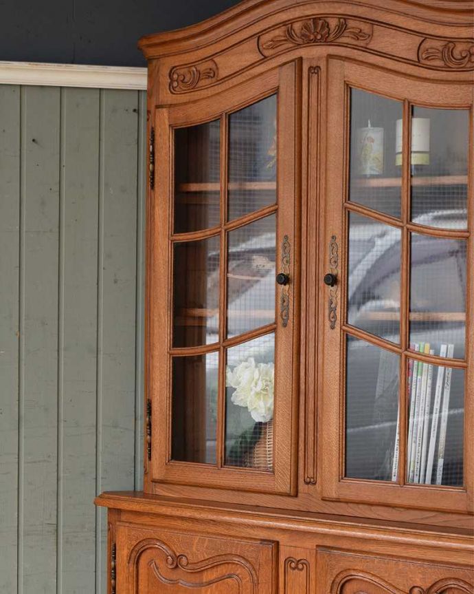 アンティークのキャビネット　アンティーク家具　ゴージャスな雰囲気のアンティーク、フランスらしいガラスのコーナーキャビネット。ガラス扉からのぞいてみると･･･曲線で描かれたガラス面のデザインも女性らしく優雅。(j-2129-f)