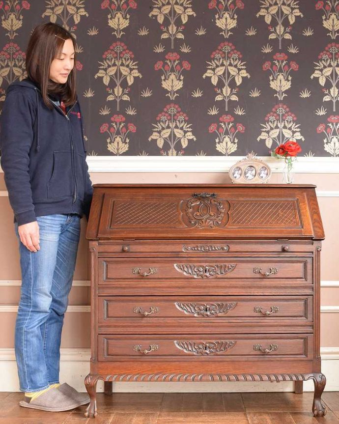 ビューロー　アンティーク家具　フランスらしい彫りが美しいこげ茶色のアンティークのビューロー。優雅な気分が過ごせる大人のビューローフランスらしく美しい彫り。(j-2130-f)