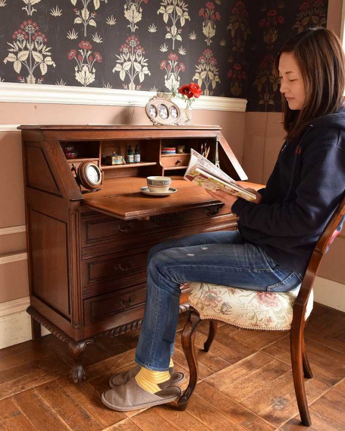 ビューロー　アンティーク家具　フランスらしい彫りが美しいこげ茶色のアンティークのビューロー。あっという間に大人のデスク扉を前に倒すとデスクが登場。(j-2130-f)