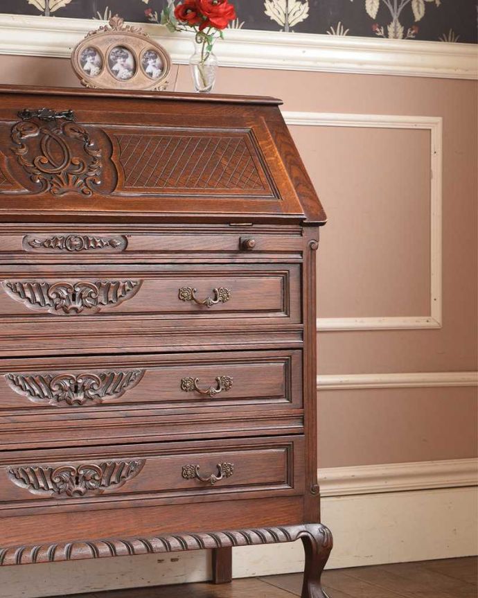ビューロー　アンティーク家具　フランスらしい彫りが美しいこげ茶色のアンティークのビューロー。フランスらしい彫りの美しさにうっとりやっぱり自慢は惚れ惚れしちゃう彫り。(j-2130-f)