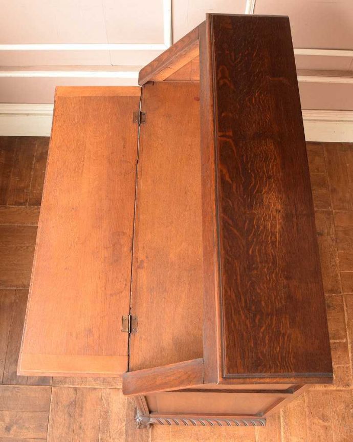 ビューロー　アンティーク家具　フランスらしい彫りが美しいこげ茶色のアンティークのビューロー。デスクの天板もキレイです気になるデスクの天板も専門の職人がキレイに仕上げました。(j-2130-f)