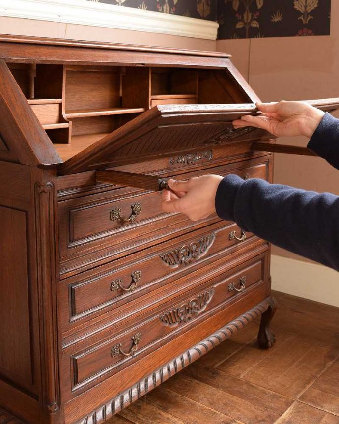 ビューロー　アンティーク家具　フランスらしい彫りが美しいこげ茶色のアンティークのビューロー。あっという間にデスクが登場フラップ扉を前に倒すだけで、あっという間にデスクになります。(j-2130-f)