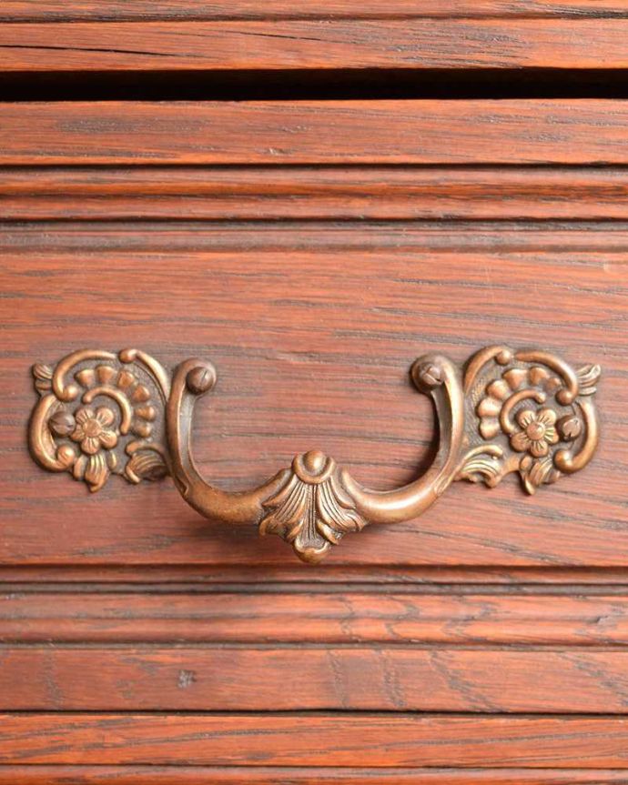 ビューロー　アンティーク家具　フランスらしい彫りが美しいこげ茶色のアンティークのビューロー。アンティークらしい取っ手取っ手にもこだわりが感じられます。(j-2130-f)