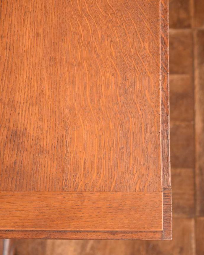 ビューロー　アンティーク家具　フランスらしい彫りが美しいこげ茶色のアンティークのビューロー。デスク部分を近くで見てみるとこんな感じでキレイにお直ししてあります。(j-2130-f)