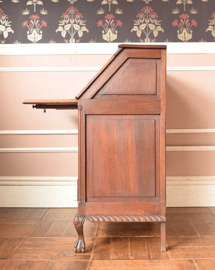 ビューロー　アンティーク家具　フランスらしい彫りが美しいこげ茶色のアンティークのビューロー。横から見ても素敵なんですもちろん横顔もフランス家具らしい美しさ。(j-2130-f)