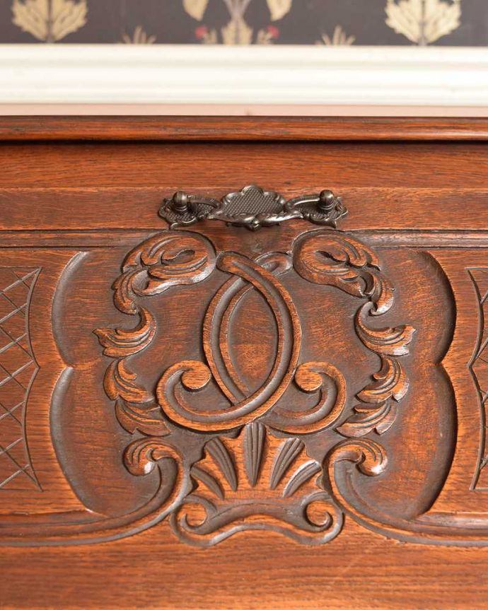 ビューロー　アンティーク家具　フランスらしい彫りが美しいこげ茶色のアンティークのビューロー。彫りの美しさにうっとりフランスのアンティークらしい扉面の美しい彫が自慢です。(j-2130-f)