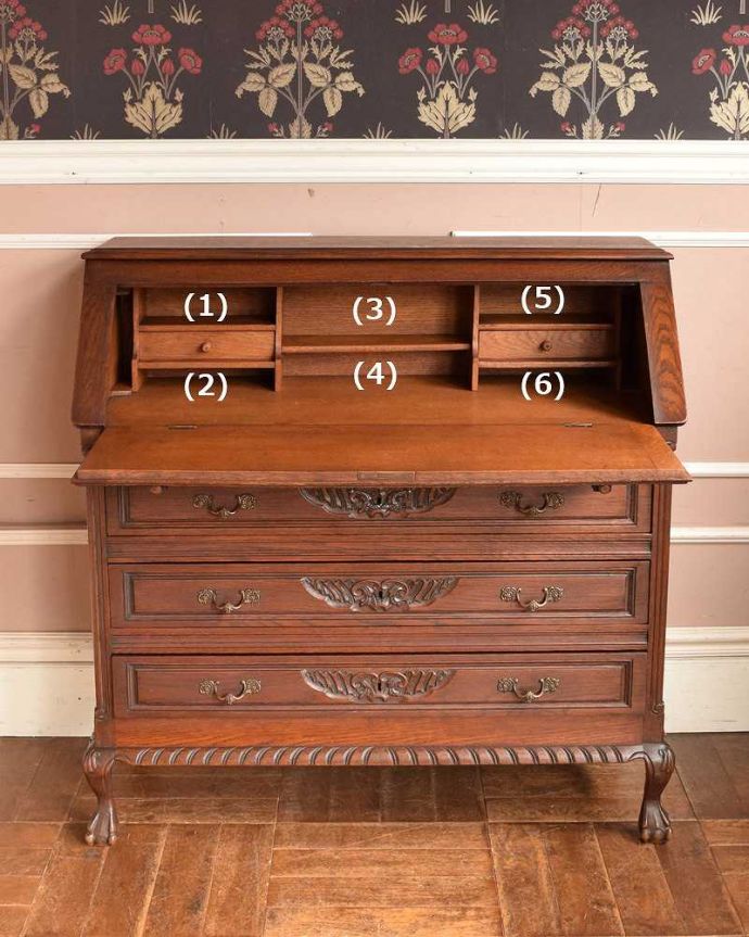 ビューロー　アンティーク家具　フランスらしい彫りが美しいこげ茶色のアンティークのビューロー。お片付け上手になっちゃう仕切り細々としたものがキレイに収納できるように細かく仕切られているので、いろんなものをスッキリ片付けられます。(j-2130-f)