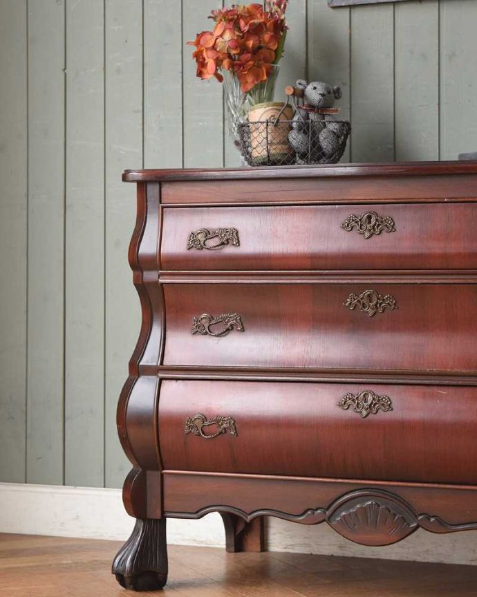 アンティークのチェスト アンティーク家具 高級感溢れるアンティーク家具、どこでも大活躍してくれるマホガニー材の3段チェスト(コモード)。「見せる収納」だから、置く場所を選びません!チェストと言ってもデザインがステキだから、収納だけじゃなくて見ても楽しめる具なんです。(j-2131-f)