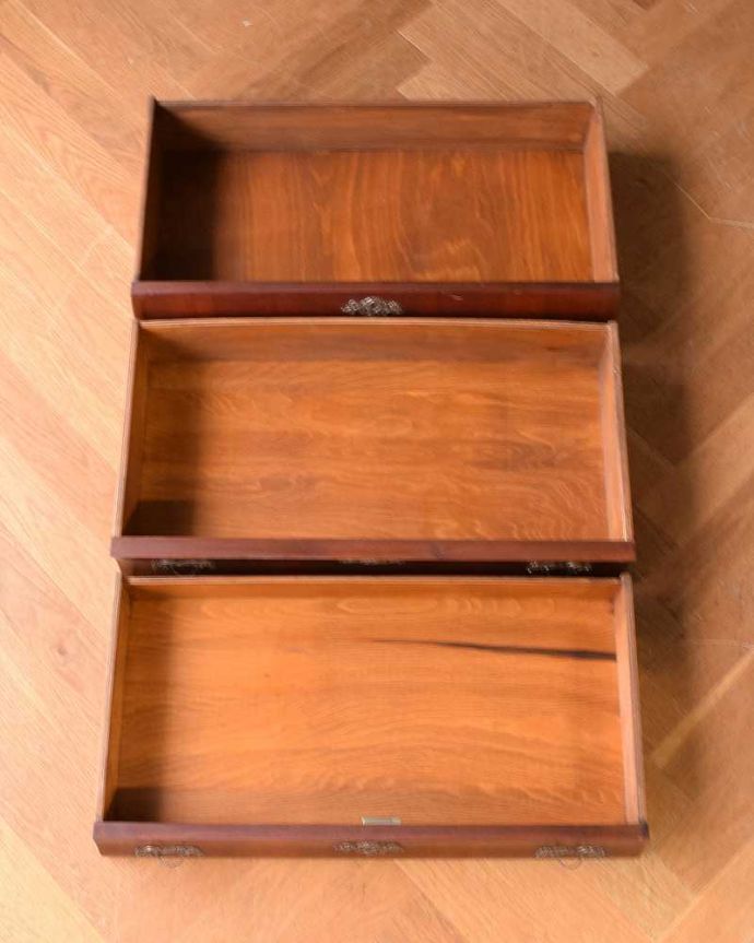 アンティークのチェスト アンティーク家具 高級感溢れるアンティーク家具、どこでも大活躍してくれるマホガニー材の3段チェスト(コモード)。キレイに修復したので、何を入れてもOKです。(j-2131-f)