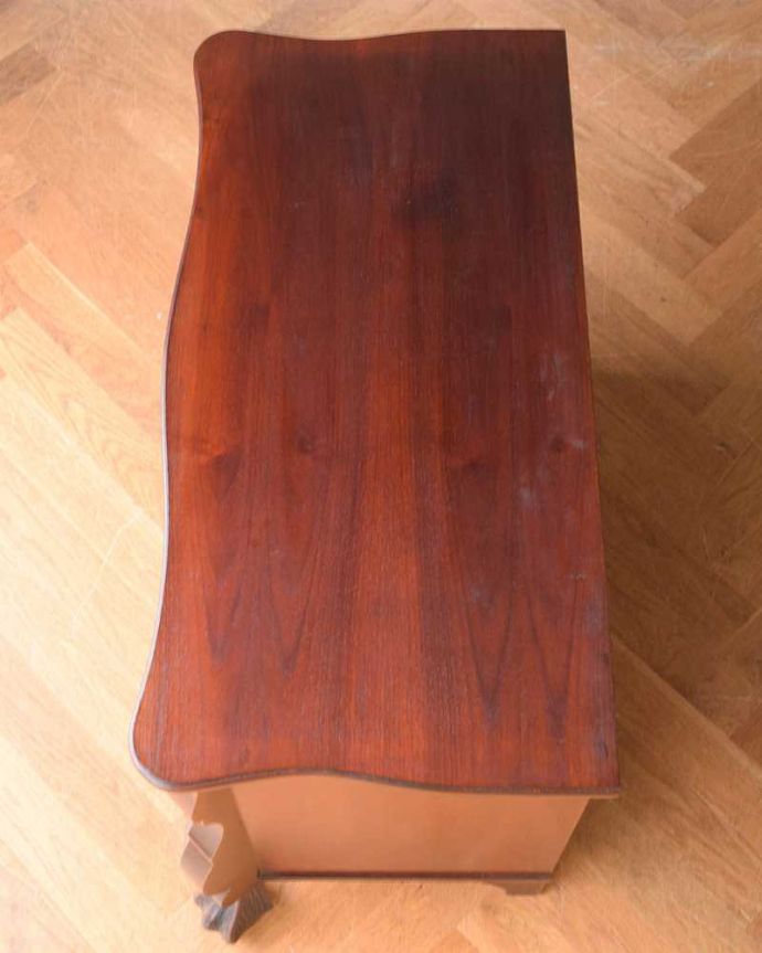 アンティークのチェスト アンティーク家具 高級感溢れるアンティーク家具、どこでも大活躍してくれるマホガニー材の3段チェスト(コモード)。何を置こうかな・・・?上から見ると、天板はこんな感じで塗装もキレイに仕上げました。(j-2131-f)