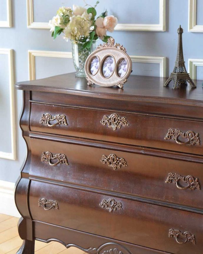アンティークのチェスト アンティーク家具 南フランススタイルのアンティーク家具、シックなカラーのチェスト(コモード)。「見せる収納」だから、置く場所を選びません!チェストと言ってもデザインがステキだから、収納だけじゃなくて見ても楽しめる具なんです。(j-2132-f)