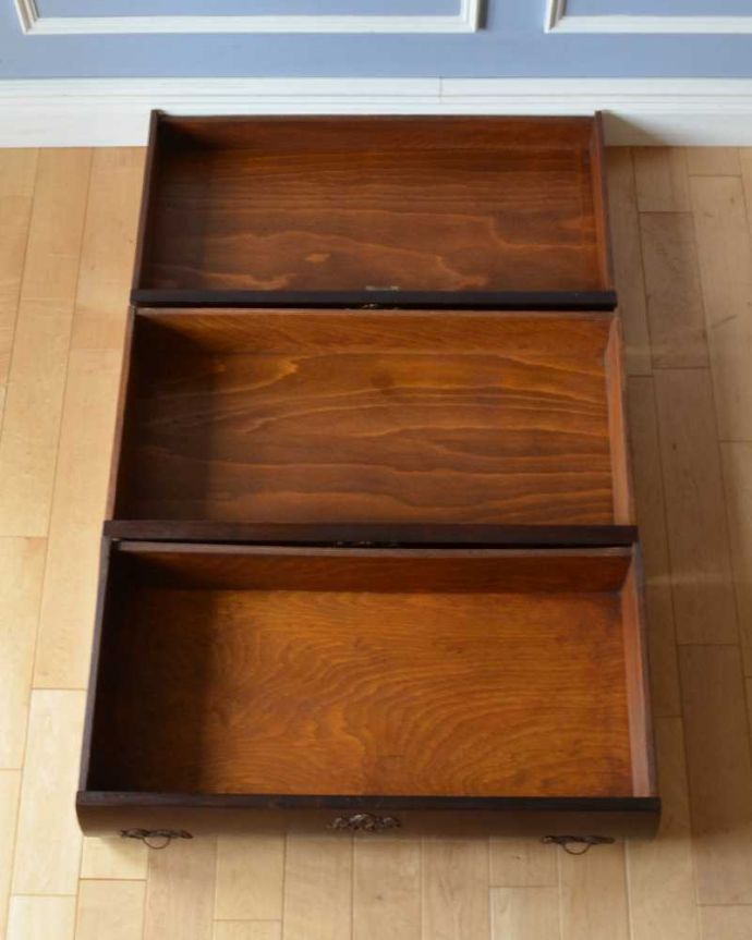 アンティークのチェスト アンティーク家具 南フランススタイルのアンティーク家具、シックなカラーのチェスト(コモード)。キレイに修復したので、何を入れてもOKです。(j-2132-f)