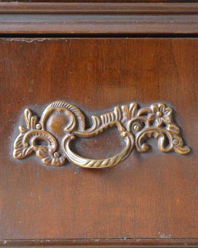 アンティークのチェスト アンティーク家具 南フランススタイルのアンティーク家具、シックなカラーのチェスト(コモード)。開ける度にワクワクする取っ手フランスらしい優雅なデザインは取っ手にも。(j-2132-f)