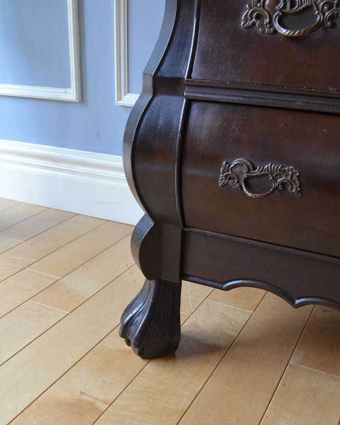 アンティークのチェスト アンティーク家具 南フランススタイルのアンティーク家具、シックなカラーのチェスト(コモード)。女性1人でラクラク運べちゃう仕掛けHandleのアンティークは、脚の裏にフェルトキーパーをお付けしています。(j-2132-f)