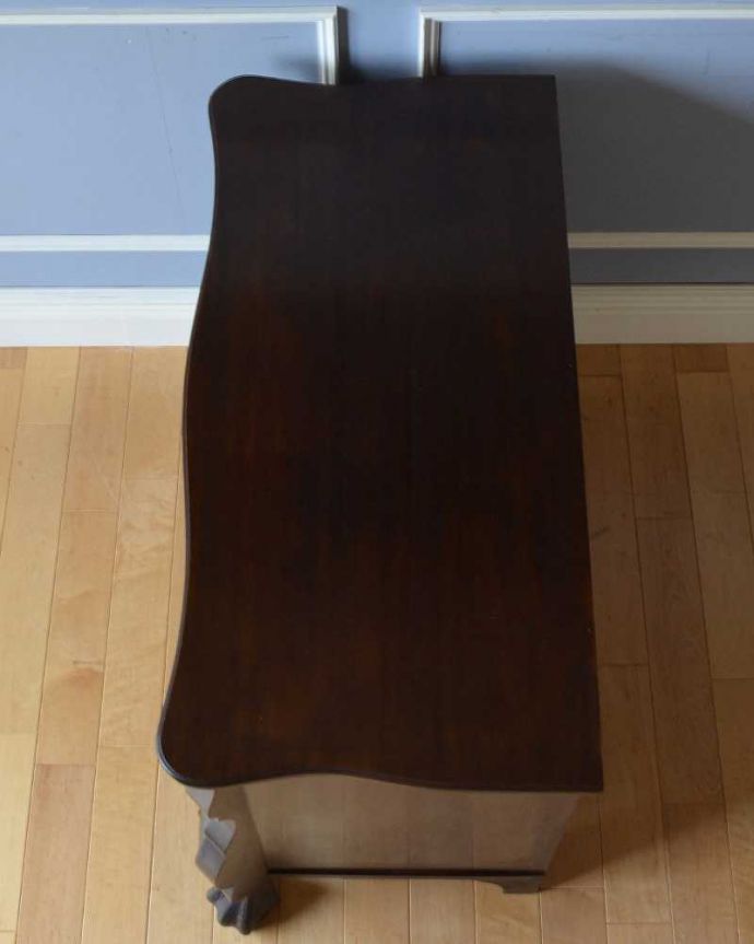 アンティークのチェスト アンティーク家具 南フランススタイルのアンティーク家具、シックなカラーのチェスト(コモード)。何を置こうかな・・・?上から見ると、天板はこんな感じで塗装もキレイに仕上げました。(j-2132-f)