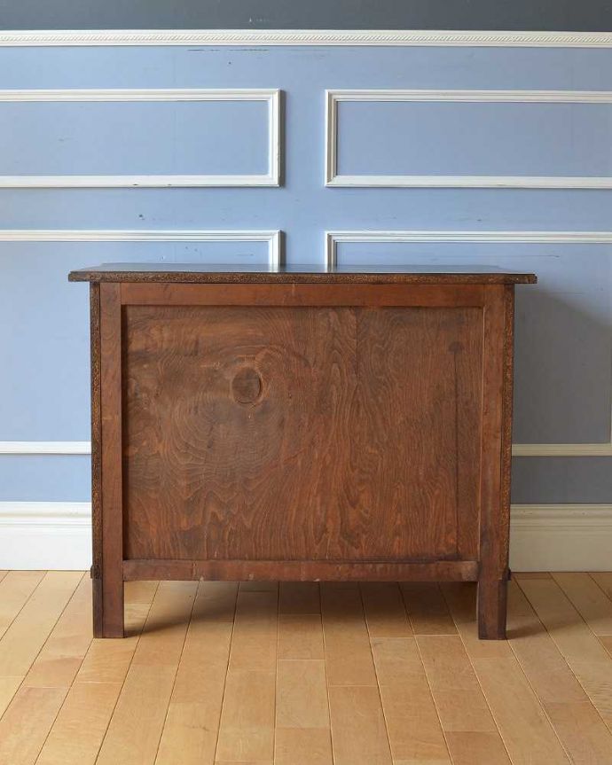 アンティークのチェスト アンティーク家具 南フランススタイルのアンティーク家具、シックなカラーのチェスト(コモード)。修復したので後姿もキレイですアンティークは新品ではないので、もちろん経年変化によるキズはありますが、専門の職人がキレイに修復したので、後ろ姿もキレイです。(j-2132-f)