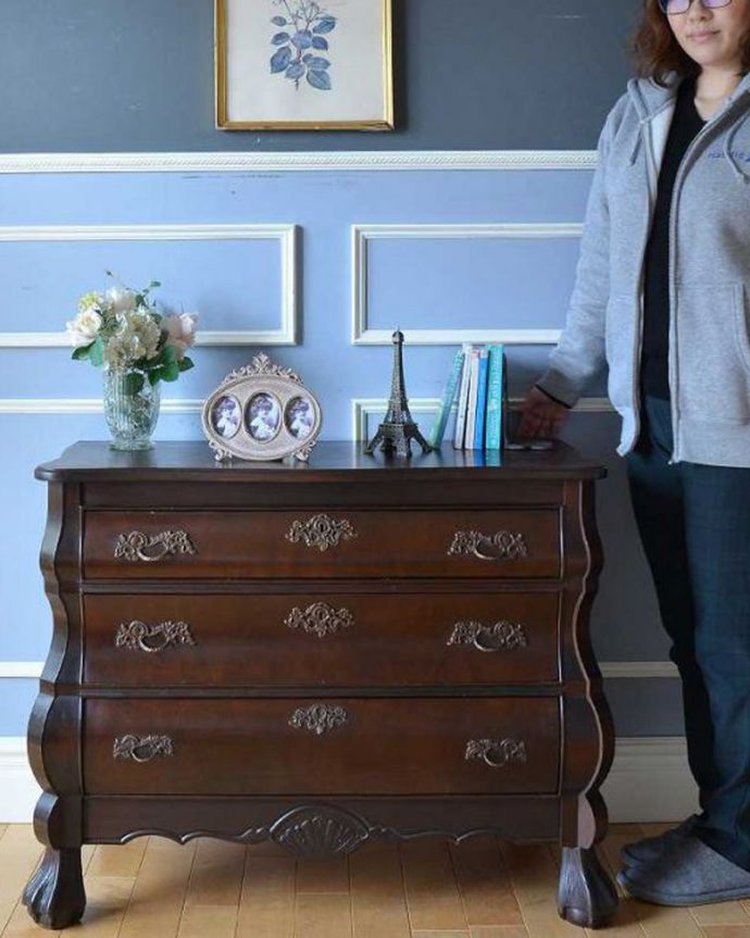 アンティークのチェスト アンティーク家具 南フランススタイルのアンティーク家具、シックなカラーのチェスト(コモード)。美しい曲線美がフランスらしいんです。(j-2132-f)