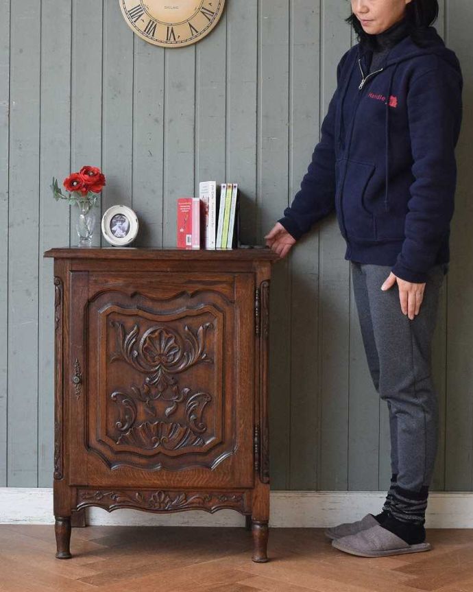 アンティークのキャビネット　アンティーク家具　彫刻が美しいフランスのアンティーク家具、オーク材のスモールキャビネット。存在感たっぷりのフランスらしいキャビネットフランスらしい優雅なデザイン。(j-2133-f)