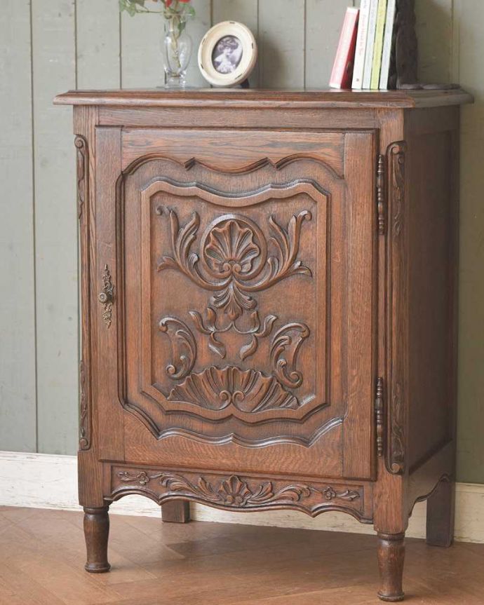 アンティークのキャビネット　アンティーク家具　彫刻が美しいフランスのアンティーク家具、オーク材のスモールキャビネット。彫の美しさも自慢です。(j-2133-f)