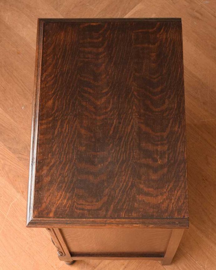 アンティークのキャビネット　アンティーク家具　彫刻が美しいフランスのアンティーク家具、オーク材のスモールキャビネット。何を置いて楽しもうかな･･･修復する際、天板もこんな感じでキレイに仕上げました。(j-2133-f)