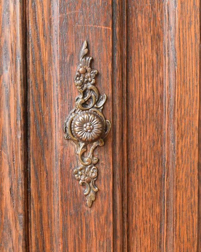 アンティークのキャビネット　アンティーク家具　彫刻が美しいフランスのアンティーク家具、オーク材のスモールキャビネット。取っ手のデザインも優雅こんな所からもフランスらしさが感じられる取っ手。(j-2133-f)
