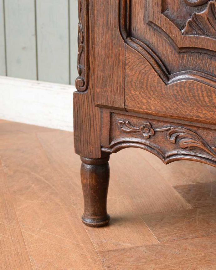 アンティークのキャビネット　アンティーク家具　彫刻が美しいフランスのアンティーク家具、オーク材のスモールキャビネット。女性1人でラクラク運べちゃう仕掛けHandleのアンティークは、脚の裏にフェルトキーパーをお付けしています。(j-2133-f)