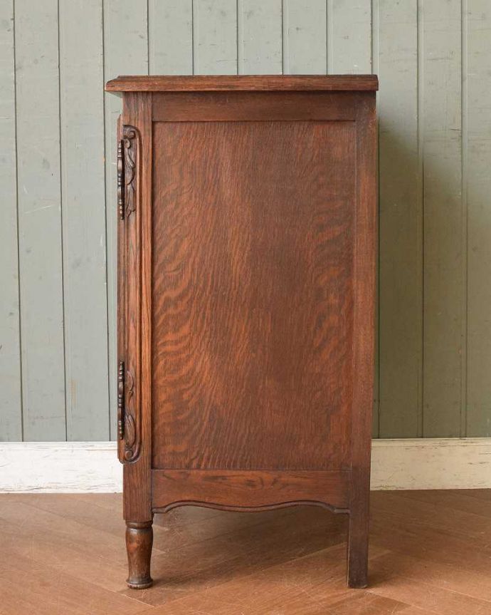 アンティークのキャビネット　アンティーク家具　彫刻が美しいフランスのアンティーク家具、オーク材のスモールキャビネット。横顔だっても美しい正面だけじゃなく横から見てもフランスらしい美しさが漂っています。(j-2133-f)