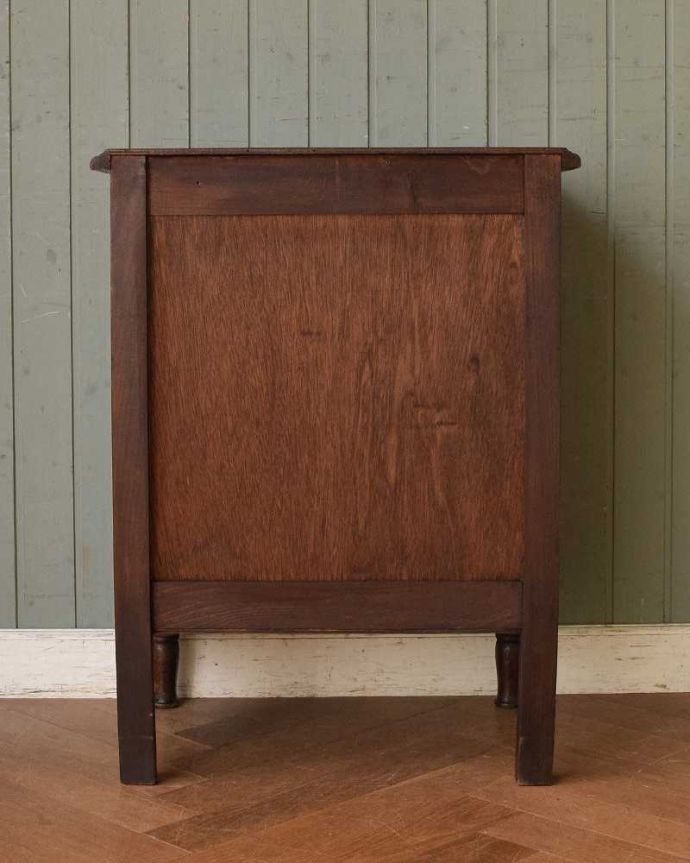 アンティークのキャビネット　アンティーク家具　彫刻が美しいフランスのアンティーク家具、オーク材のスモールキャビネット。後ろ姿も見て下さい。(j-2133-f)