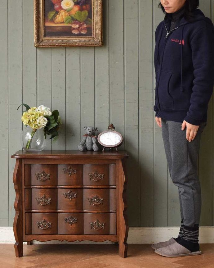 アンティークのチェスト　アンティーク家具　南仏スタイルのキレイなアンティーク家具、小さな３段スモールチェスト（コモード）。美しい曲線美がフランスらしいんです。(j-2134-f)