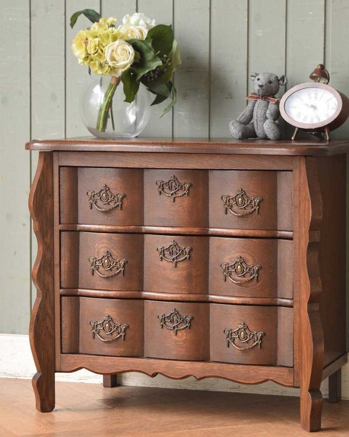 アンティークのチェスト　アンティーク家具　南仏スタイルのキレイなアンティーク家具、小さな３段スモールチェスト（コモード）。「見せる収納」だから、置く場所を選びません！チェストと言ってもデザインがステキだから、収納だけじゃなくて見ても楽しめる具なんです。(j-2134-f)