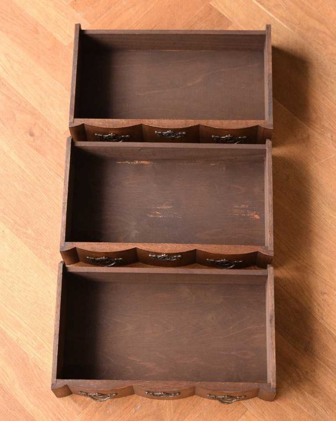 アンティークのチェスト　アンティーク家具　南仏スタイルのキレイなアンティーク家具、小さな３段スモールチェスト（コモード）。キレイに修復したので、何を入れてもOKです。(j-2134-f)