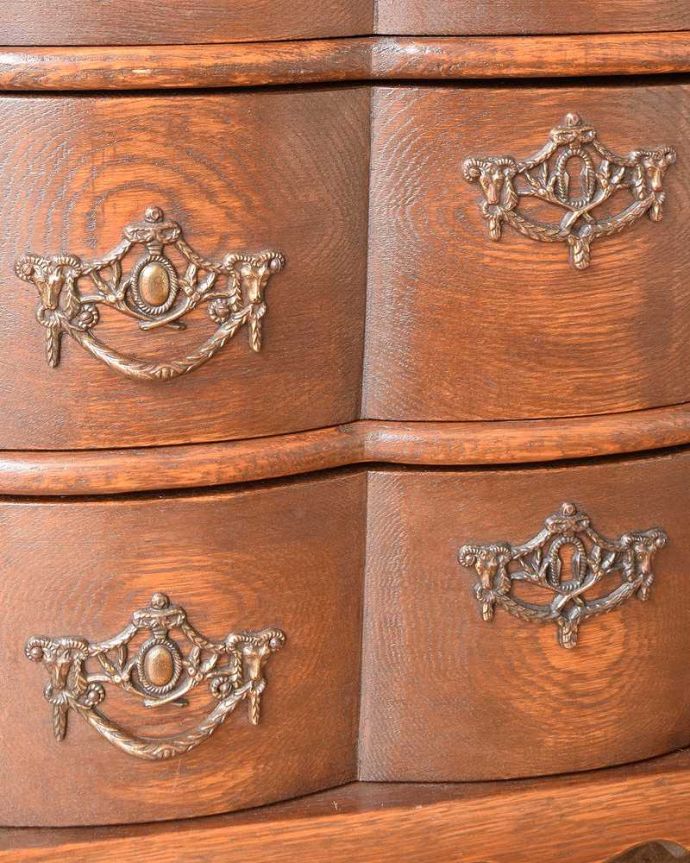 アンティークのチェスト　アンティーク家具　南仏スタイルのキレイなアンティーク家具、小さな３段スモールチェスト（コモード）。開ける度にワクワクする取っ手フランスらしい優雅なデザインは取っ手にも。(j-2134-f)