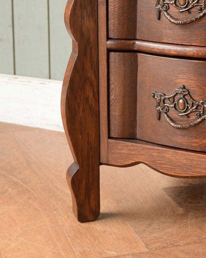 アンティークのチェスト　アンティーク家具　南仏スタイルのキレイなアンティーク家具、小さな３段スモールチェスト（コモード）。女性1人でラクラク運べちゃう仕掛けHandleのアンティークは、脚の裏にフェルトキーパーをお付けしています。(j-2134-f)