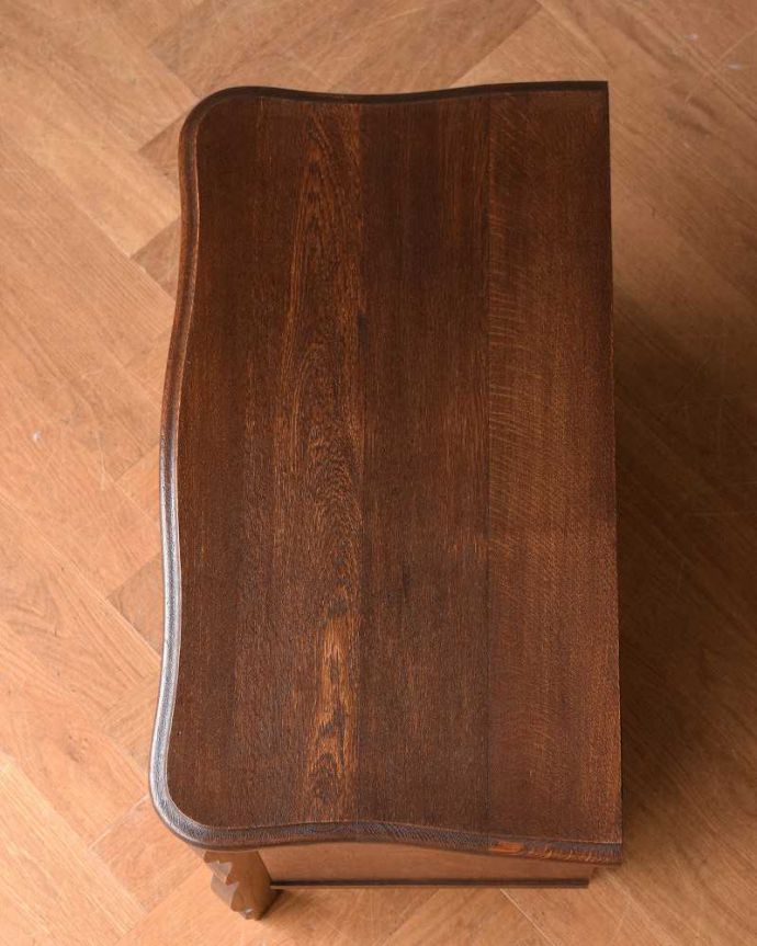 アンティークのチェスト　アンティーク家具　南仏スタイルのキレイなアンティーク家具、小さな３段スモールチェスト（コモード）。何を置こうかな･･･？上から見ると、天板はこんな感じで塗装もキレイに仕上げました。(j-2134-f)