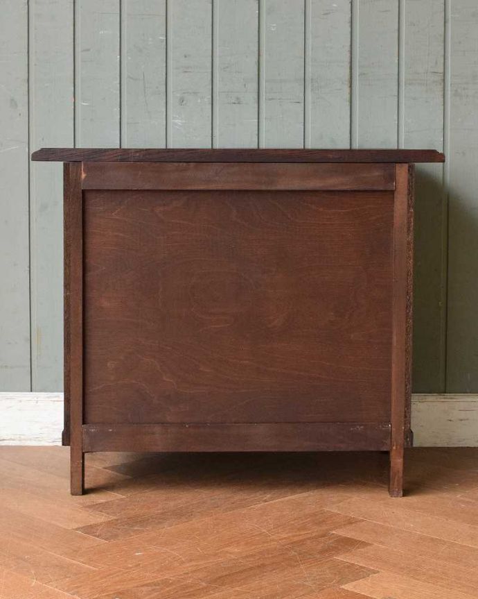 アンティークのチェスト　アンティーク家具　南仏スタイルのキレイなアンティーク家具、小さな３段スモールチェスト（コモード）。修復したので後姿もキレイですアンティークは新品ではないので、もちろん経年変化によるキズはありますが、専門の職人がキレイに修復したので、後ろ姿もキレイです。(j-2134-f)